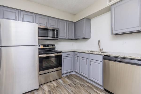 1BD 1BA, Cable ready, Close to freeway 1