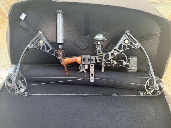 Mathews DXT Compound Bow – Complete Setup – Case Included 1
