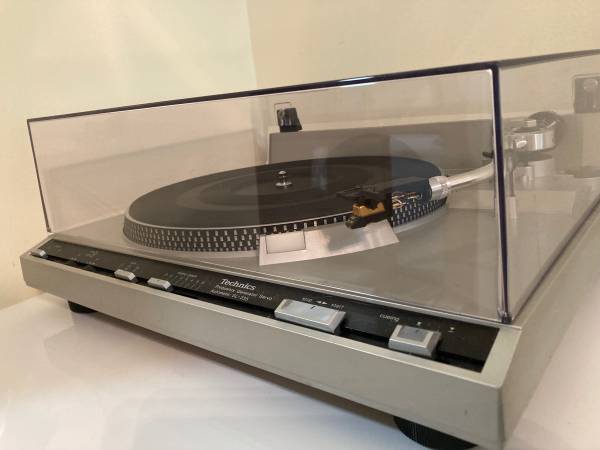 Technics SL-235 Turntable Mint and Serviced 1