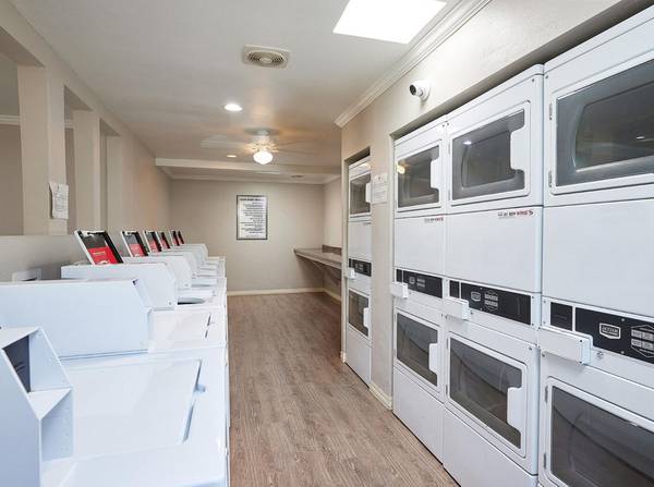 $2,200 / 1br - Large Laundry Center - Updated Floors and Big Pantry - Pets OK! (Oceanside)63701605598721123