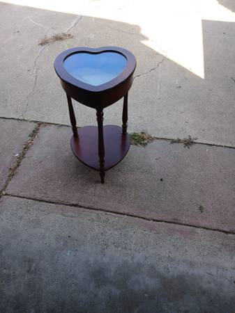 Heart shape accent table 1