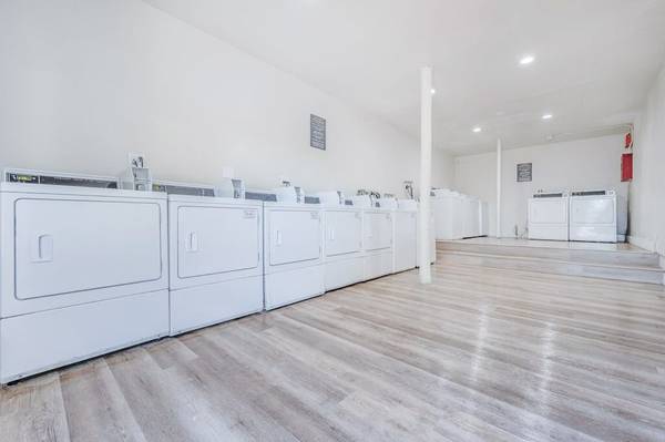 $2,895 / 2br - 1000ft2 - Laundry Facility, Air Conditioning, Sparkling Pool (850 Warwick Ave, Thousand Oaks, CA)63800450441475120