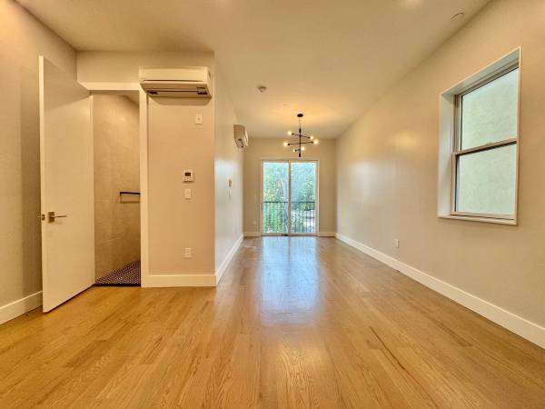$3,200 / 1hab - Bushwick / E Williamsburg - Amplio de 1 habitación /2 baños - L/A - Balcón!! (Bushwick / E Williamsburg)63854287993089120