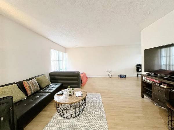 $1250.00 / 2br - 1266ft2 - FOR RENT 2-bedroom 2 -baths 2nd floor unit close to UF & Shands63823035195009121