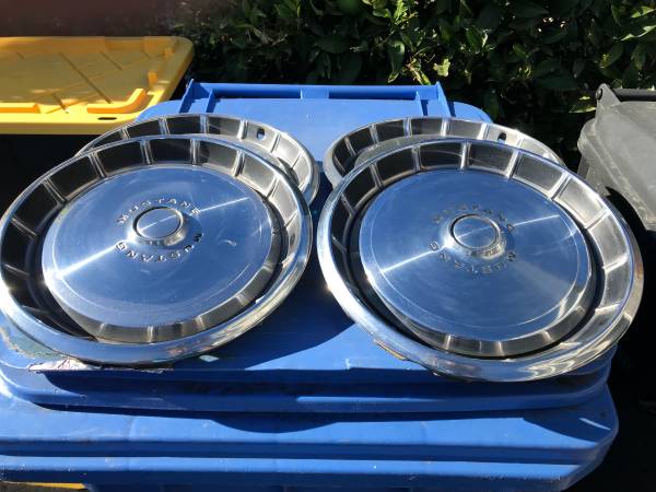 CLASSIC  MUSTANG  HUBCAPS 1