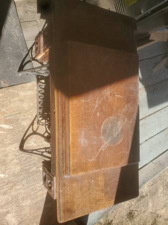 Antique Singer treadle sewing machine 1