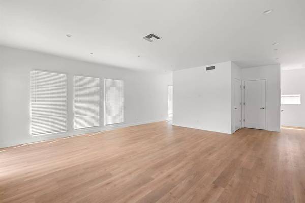 Comfortable 501 sq ft Studio for all your needs. Call us now! 1