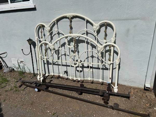 Beautiful queen vintage wrought iron frame 1