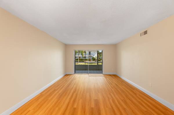 $169,000 / 2br - 1044ft2 - Hagamos un Trato. 🏡Unidad Actualizada el 2/2 en Planta Baja (Kingswood)63867159100163124
