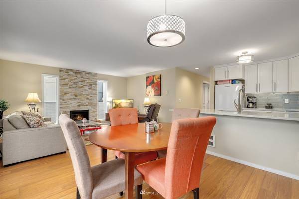 $1,950 / 2br - 905ft2 - Welcome to this gorgeous 2 bed, 1.75 bath condo (seattle)63948217255042124