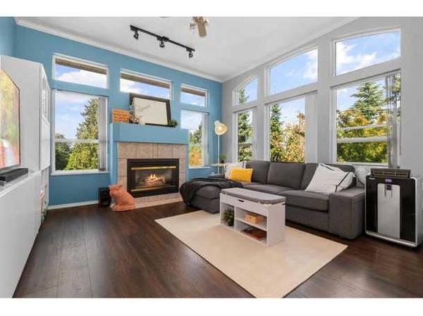 2 bedroom, 2 bathroom top floor corner unit. 1