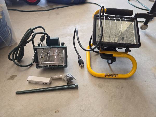 Two Portable Halogen Work Lights Suitable for Wet Locations 1