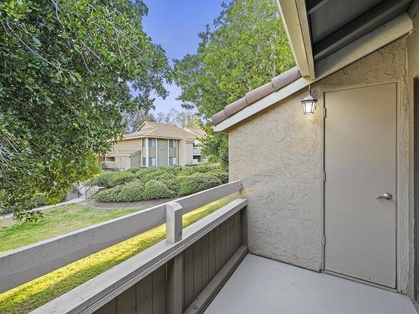 $2,950 / 2br - 909ft2 - Must-See Upgraded Apartment w/ Stainless Steel Appliances (Shadowridge, Vista, CA)63657260509569122