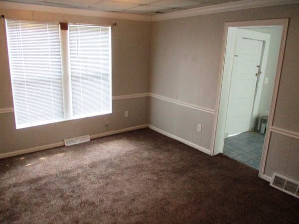 $1,095 / 2br - Cozy 2 bedroom Home (304 N Allin)63897746921731122