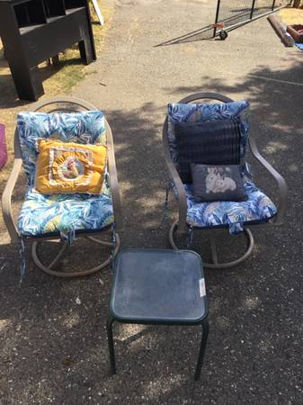 Rocker chairs and table 1