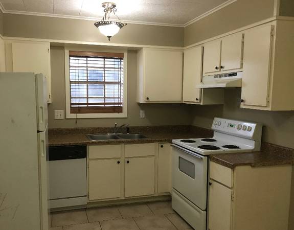 $1150.00 / 2br - 1000ft2 - Skip to school...Huge bedrooms-courtyard-LOCATION!63857516100225124