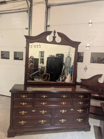 Vintage Basset Eden House Connection Queen Bedroom Set - $685 (Hillsborough)63470913051779122