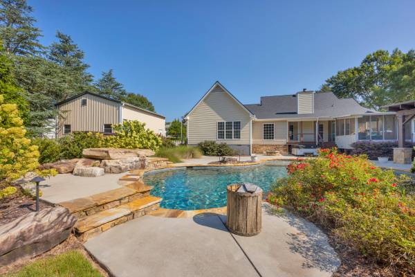 $624,900 / 3br - 1701ft2 - Lovingly upgraded home in heart of Walnut Grove63792094532609123