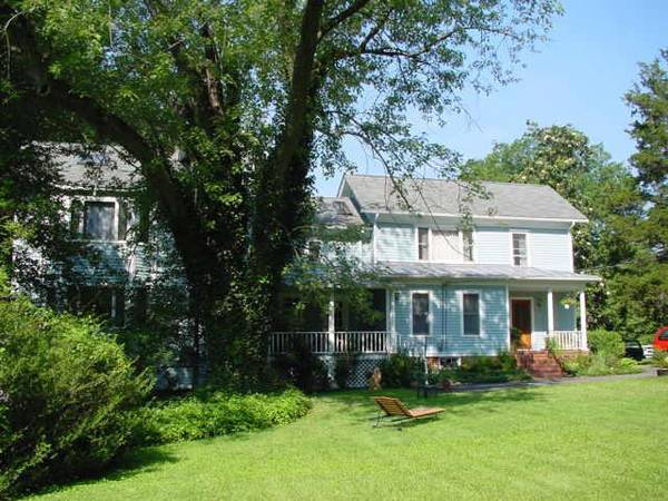 $1,750 / 1br - 290ft2 - Splendid Library Suite, Historic Home, Falls Church City, Metro (Falls Church)64040030941186120