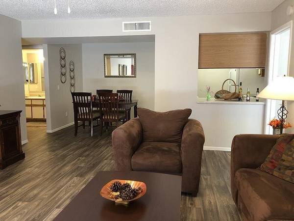 $1,125 / 2br - 916ft2 - Live in Style! Balcony, Walk-In Closets & $1525 FREE RENT*63966952741251120
