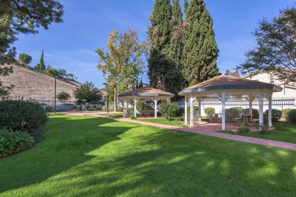 Laundry Facility, BBQ Area, Pet-Friendly Community 1