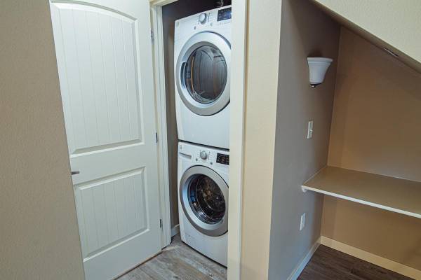 $1,835 / 2br - 960ft2 - Vaulted Ceilings & Dog Park Delight - Move-In Special! (Boise)63981534217475124