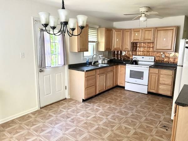 $308,000 / 3br - Charming Brick Townhome Retreat (Indian Head Village)63611885059713124