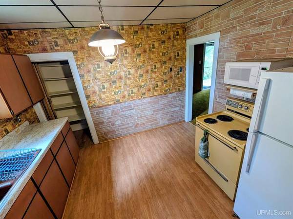 $124,900 5 BR, 1.5 BA Victorian home MLS 50185403 (iron River)64151608138881123