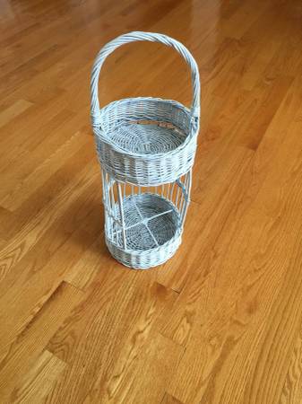 Vintage wicker accent piece 1
