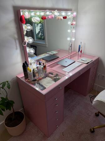 Light up vanity mirror. No desk or table 1