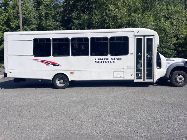 2016 Ford F 550 28 Passenger Shuttle Bus 1