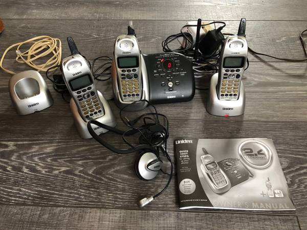 Landline Phones w/Answering System New Batteries 3 Handsets 1