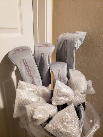 Brand NEW in plastic Ladies Cobra full golf clubs set and bag 1