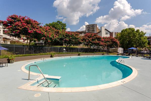 $2,270 / 2br - 915ft2 - Two Play Areas, Guest Parking, 2 Bed (4820 Kenmore Avenue, Alexandria, VA)64040363952769124