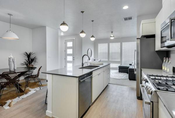 $2,570 / 2br - 1594ft2 - Granite countertops, Kitchen Island, Gas range, Double Vanity Bathroom (Eagle)63794970181121124