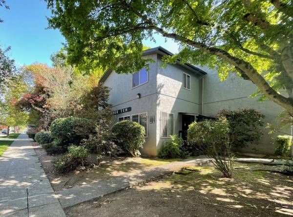 ⭐New Flooring, Quaint Complex, Walk to Campus & 2 Weeks Free⭐ 1
