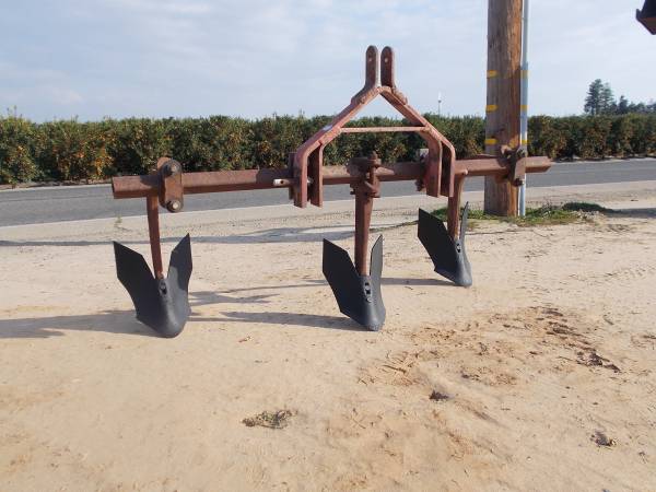 Tractor 3 point furrow maker (3 shank model) farm garden by owner Tractor 3 point furrow maker (3 shank model) farm garden by owner