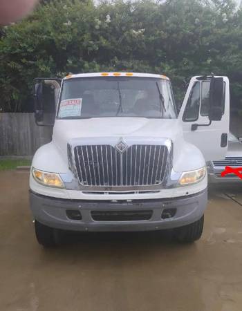 INTERNATIONAL 4400 SERVICE TRUCK 117 K MILES LIKE NEW 1
