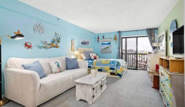 $1000.00 / 1br - Winter Rental – Cozy Oceanview Studio in Prime Location!63909102129667120