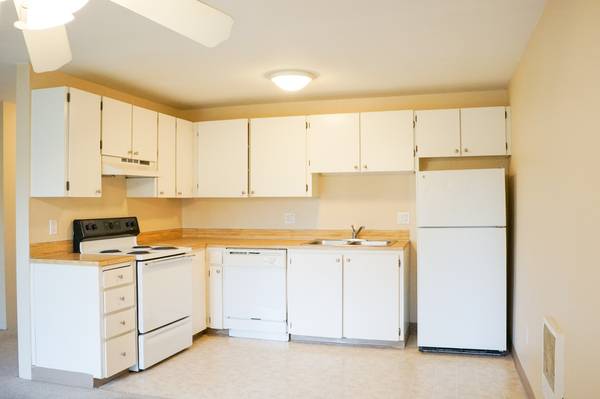 $1,245 / 1br - Bright Top Floor Corner 1Bdr w /Creekside Balcony! (Gresham)63895124431363123
