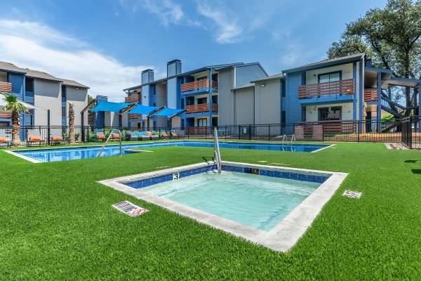 $1,000 / 1br - 616ft2 - 1 Bed, Pantry, Refrigerator with ice maker (2501 Webb Chapel Ext, Dallas, TX)63936223241731123