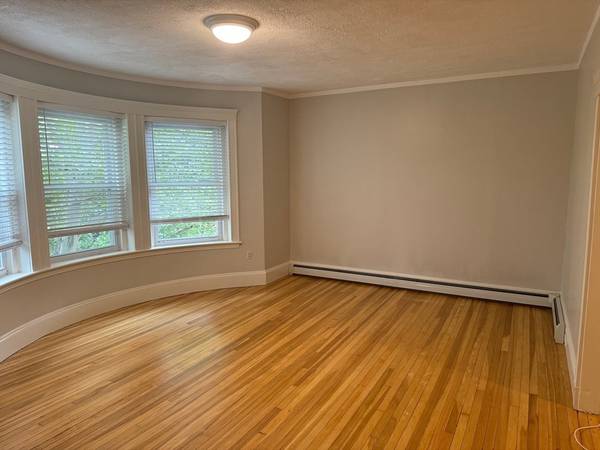$3,000 / 2br - 1100ft2 - Bright 2BR Apartment in Beaconsfield w/ Parking - Now Available (Brookline)64294932673154120