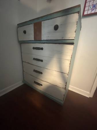 Dresser 1