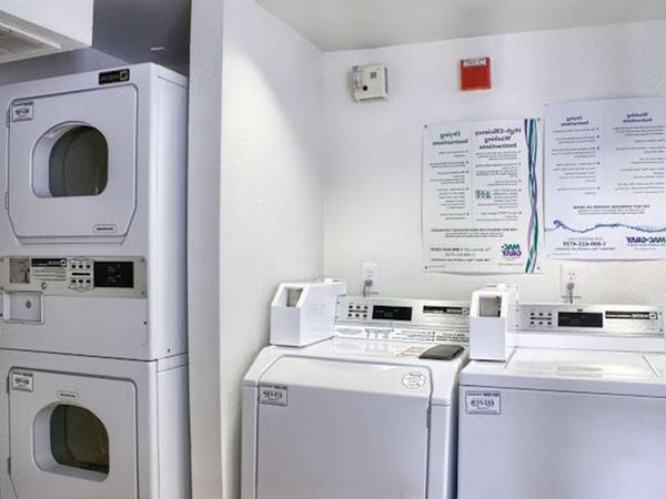 $500 / 1br - NEW SPECIAL: FLAT WEEKLY RATE! WiFi, TV, Pool, Business Center (Seattle South)63814711824897124