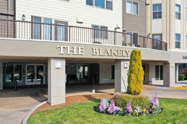 $1,399 / 2br - 2 Sunrooms w/ Deck, Located in Shoreline, 2bd 1ba (1140 N 192nd St, Shoreline, WA)63799882088451124