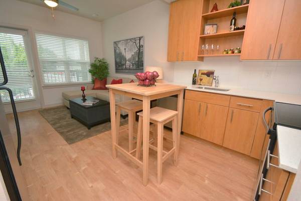 $1,550 / 1br - Amor a Primera Vista @ Daveneaux! ¡Hogares amigables con mascotas! (NE Portland, NE Couch, Laurelhurst, Buckman)63845979332865123