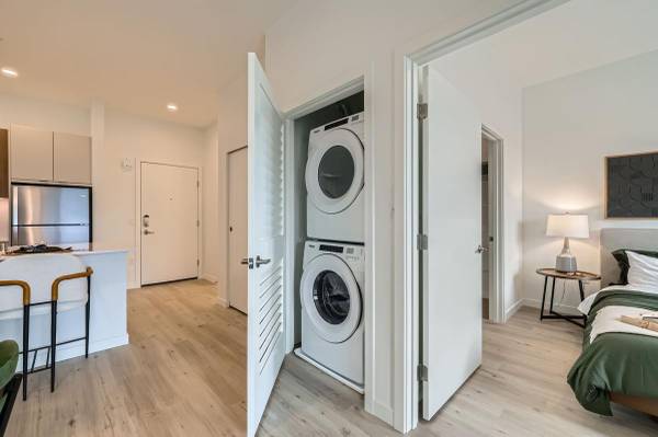 $2,217 / 1br - 739ft2 - Office Nooks, Stainless Steel Appliances, Air Conditioning (Lynnwood, WA)63808131041923122