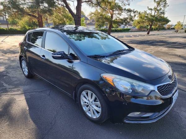 KIA HATCHBACK INTERIOR DE CUERO NEGRO TÍTULO LIMPIO - $4,500 (LANCASTER)63623879768963122