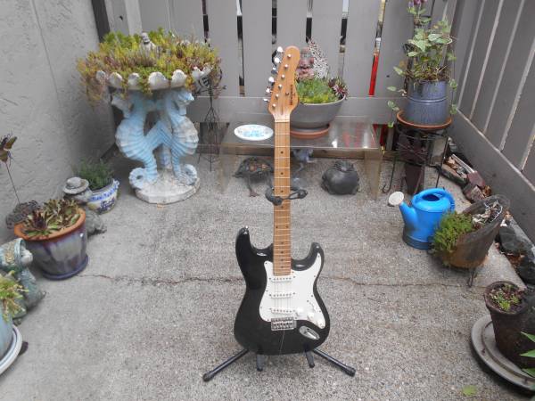 Behringer electric guitar  - needs string [ s]N0339106260 1