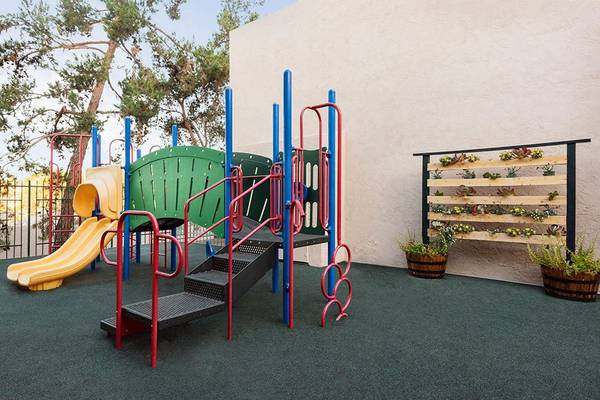 $1,915 / 2br - 805ft2 - Upstairs Unit with 2 full bathrooms Swimming Pool, AC (Spring Valley)63663769025281123